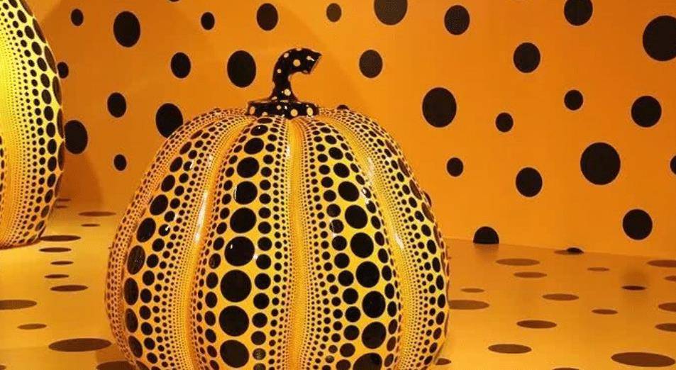 草间弥生:10岁患精神病,靠"画点"成为大师,年赚7亿放弃亲情