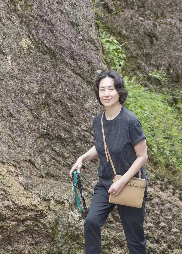 何超琼61岁出席萧邦晚宴 穿皮草戴千万珠宝轻松面对真实年龄