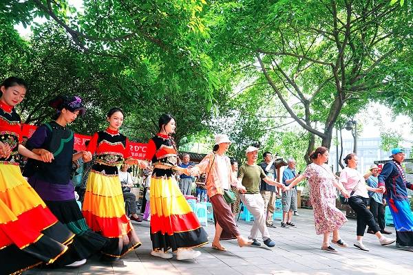 凉山越西"彝族达体舞"走进春熙路街道盐道街社区