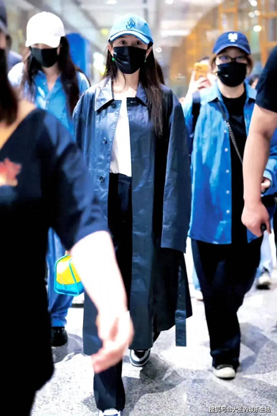 杨幂机场出发戛纳图曝光,尽显拼命三娘的风采!深夜感行程!