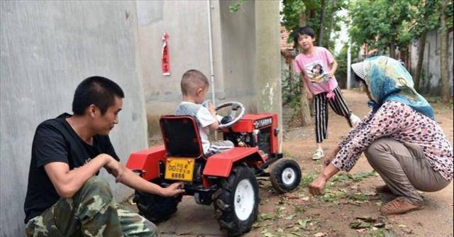 2019年山东男子1200元造"迷你拖拉机",3岁儿子开上街引人围观
