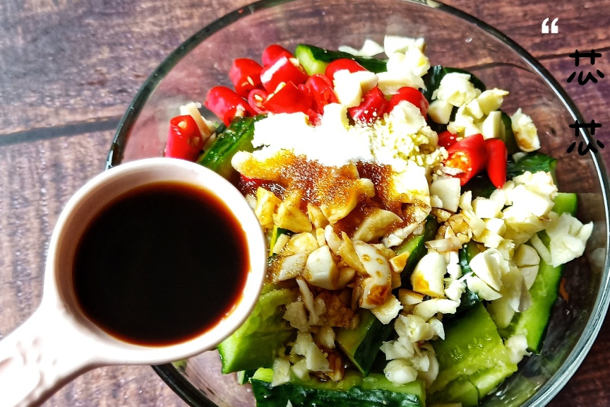 夏天,这道菜最受欢迎,2分钟搞定,省时省力,还可以减肥_黄瓜_蔬菜_小米