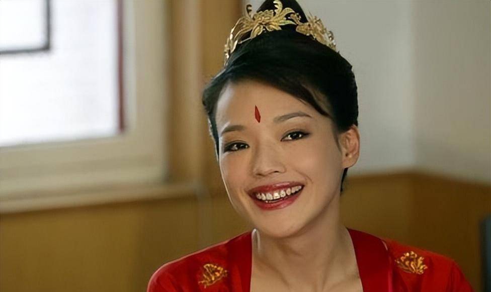 同样演"第一美人",把俞飞鸿,何晴和杨紫放一起,差距就出来了