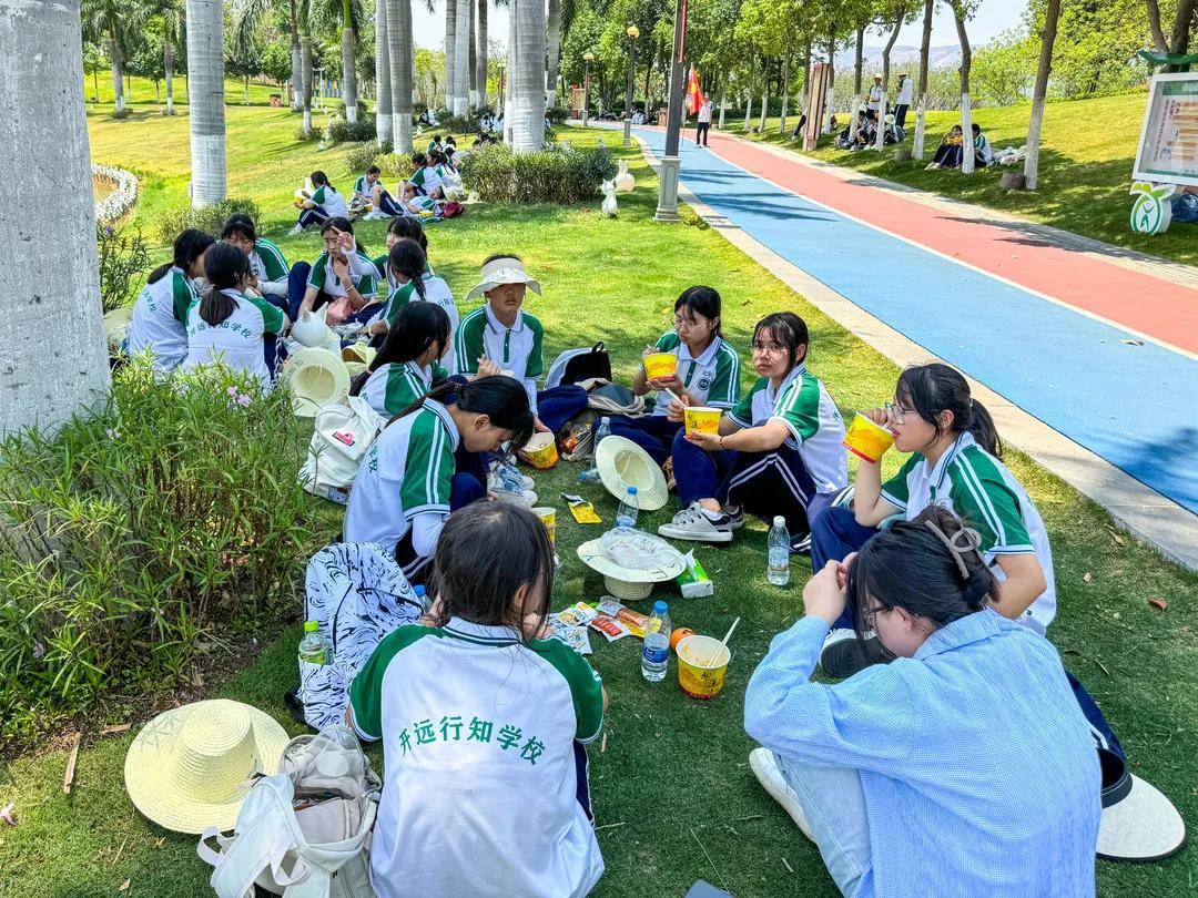 校园活动—开远行知学校开展红色踏青之旅