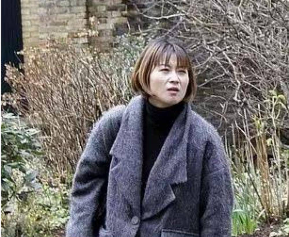 "吴璇沉默片刻,随后问:"中午吃什么?我正好带回去.
