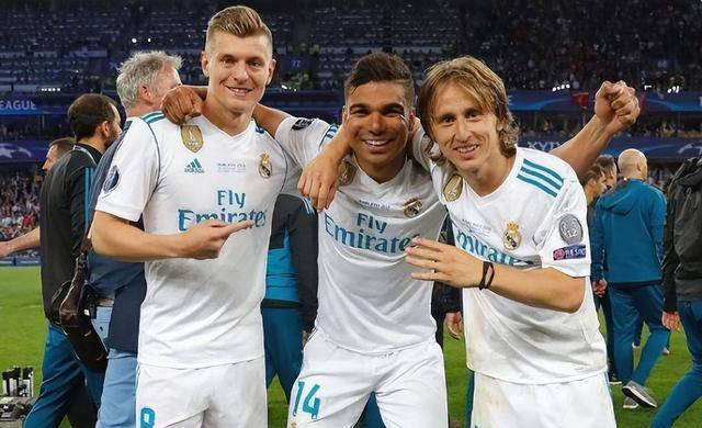 在效力皇马的十年间,克罗斯帮助球队获得了22项冠军,与卡塞米罗,牡侣