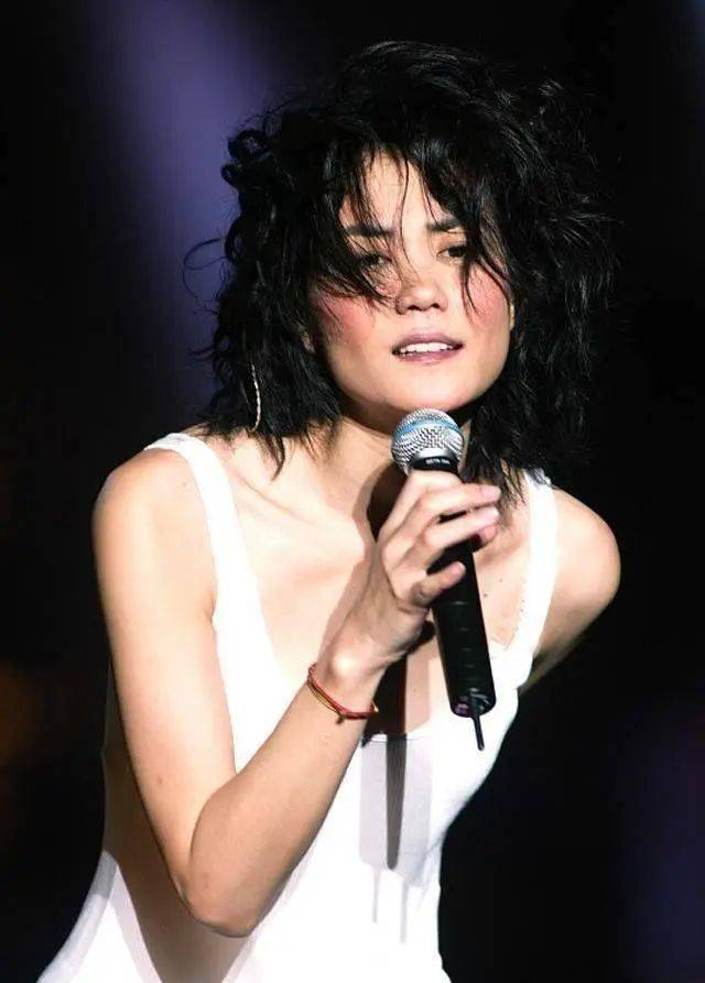 王菲出售香港豪宅,持货12年赚近千万,持多个物业身家至少20亿