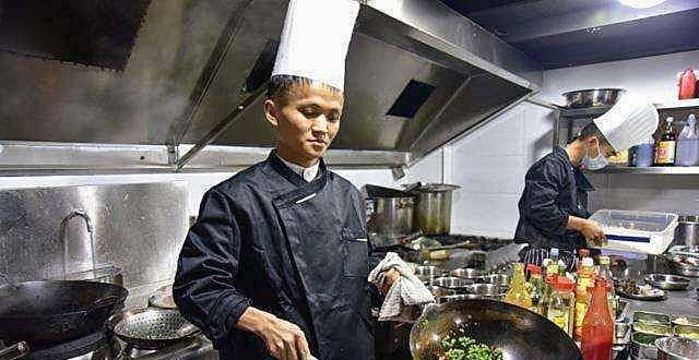 80后厨师撞脸马云,不甘被埋没两度来到西湖举牌:马云,我想见你