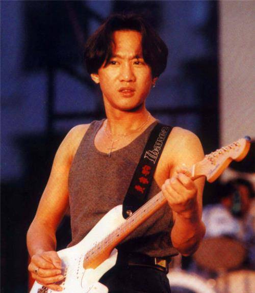 起了一股潮流,粤语流行歌曲蓬勃发展,而黄家驹首先接触到的是摇滚音乐