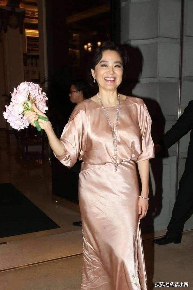 69岁时，林青霞改变了发型，变得年轻了10岁。她穿着一件香槟色的连衣裙，完全像个孩子。
