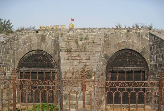 闹市发现古墓,村民说是罗成墓,却挖出金缕玉衣,专家:胡说八道