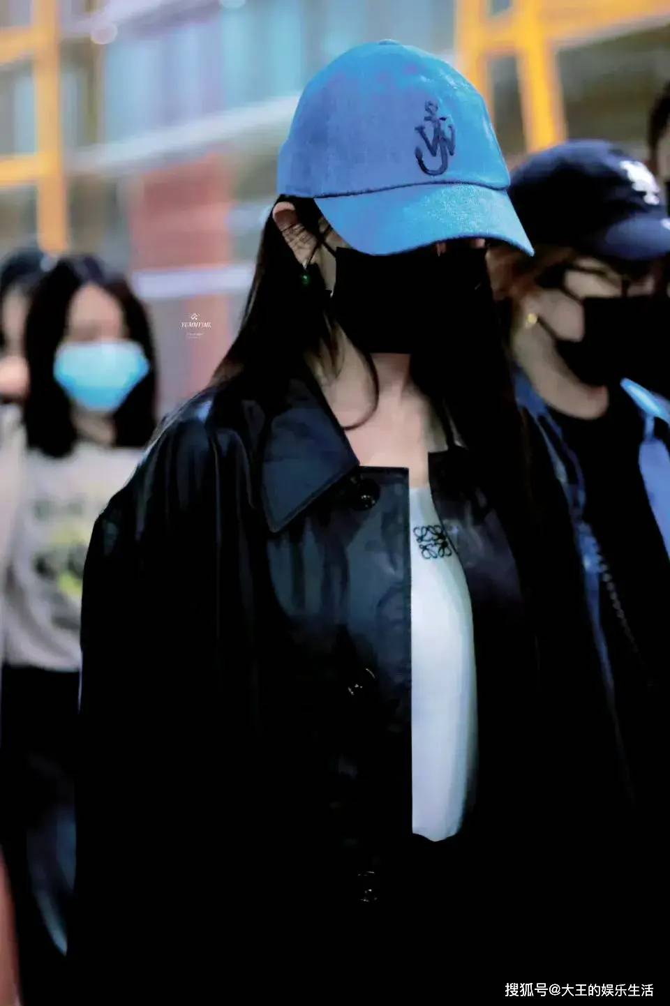 深夜赶行程,杨幂戴着口罩看起来没有化妆,状态还是好好的样子,脸上没
