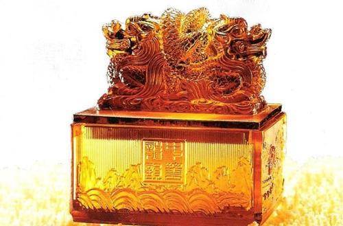 搬离故宫时,有人向溥仪要传国玉玺,他说:是要传说中的那个吗?