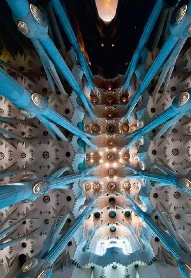 最疯狂的天才建筑艺术家:终身未婚,只情迷巴塞罗那