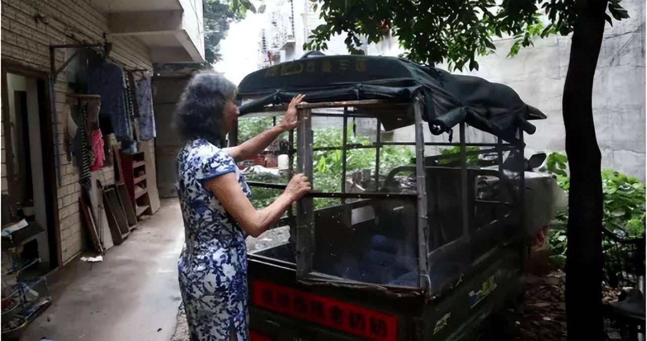 为搏母亲一笑,61岁大叔脱下男装换女装,街头卖艺感动众人_朱孟勋_尹佩