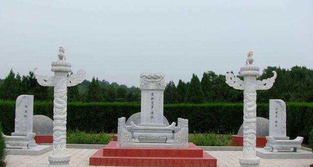 李淑贤终于将溥仪的骨灰迁出了八宝山,葬于"华龙陵园",后来溥仪墓的