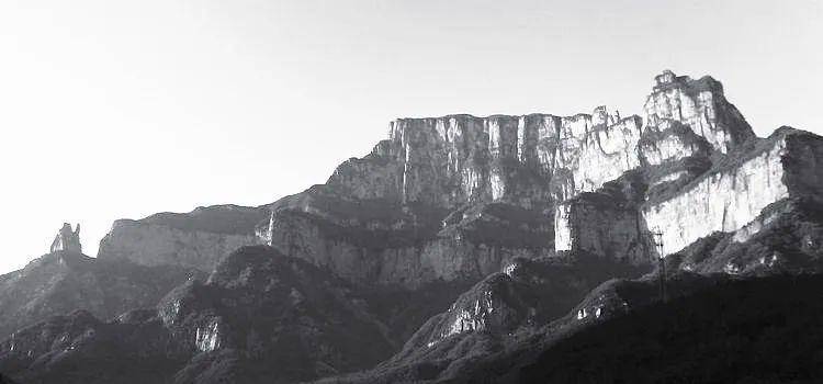 九连山是江西和广东交界处的一座山脉,海拔近1500米,绵延数百里,据说