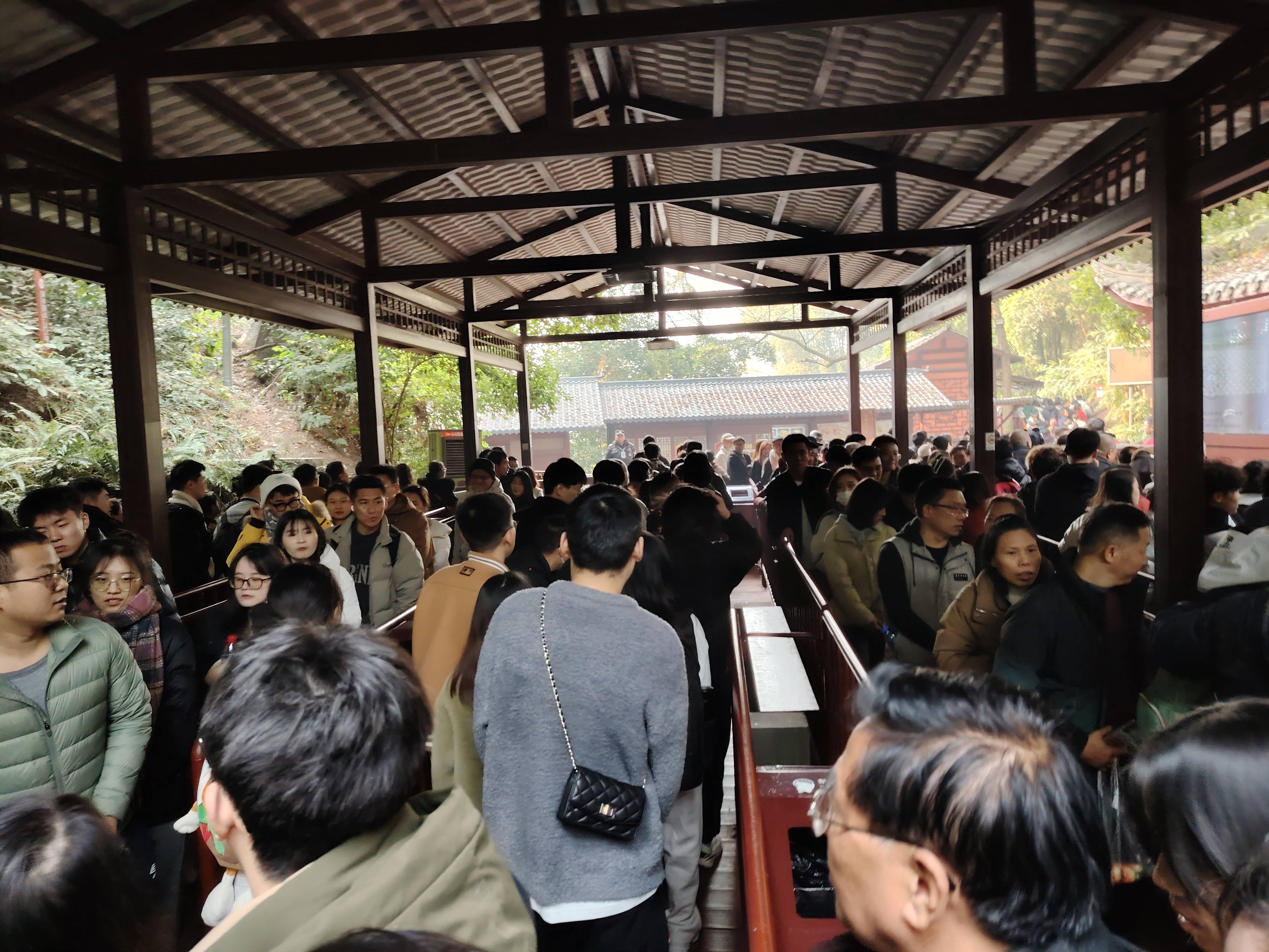 那么多人排队,都是想下去看乐山大佛佛脚的