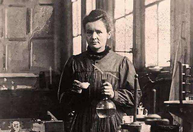 居里夫人功绩卓越,因不检点差点错失诺奖,社会对女性恶意有多少