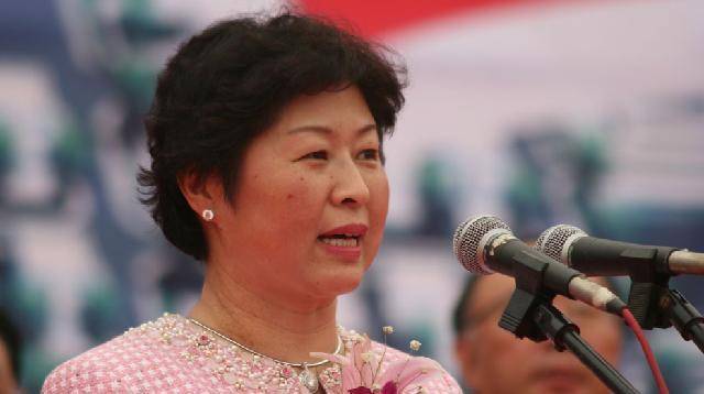 中国首位女首富:将不起眼的生意,做到闻名世界,现身家420亿_张茵_废纸