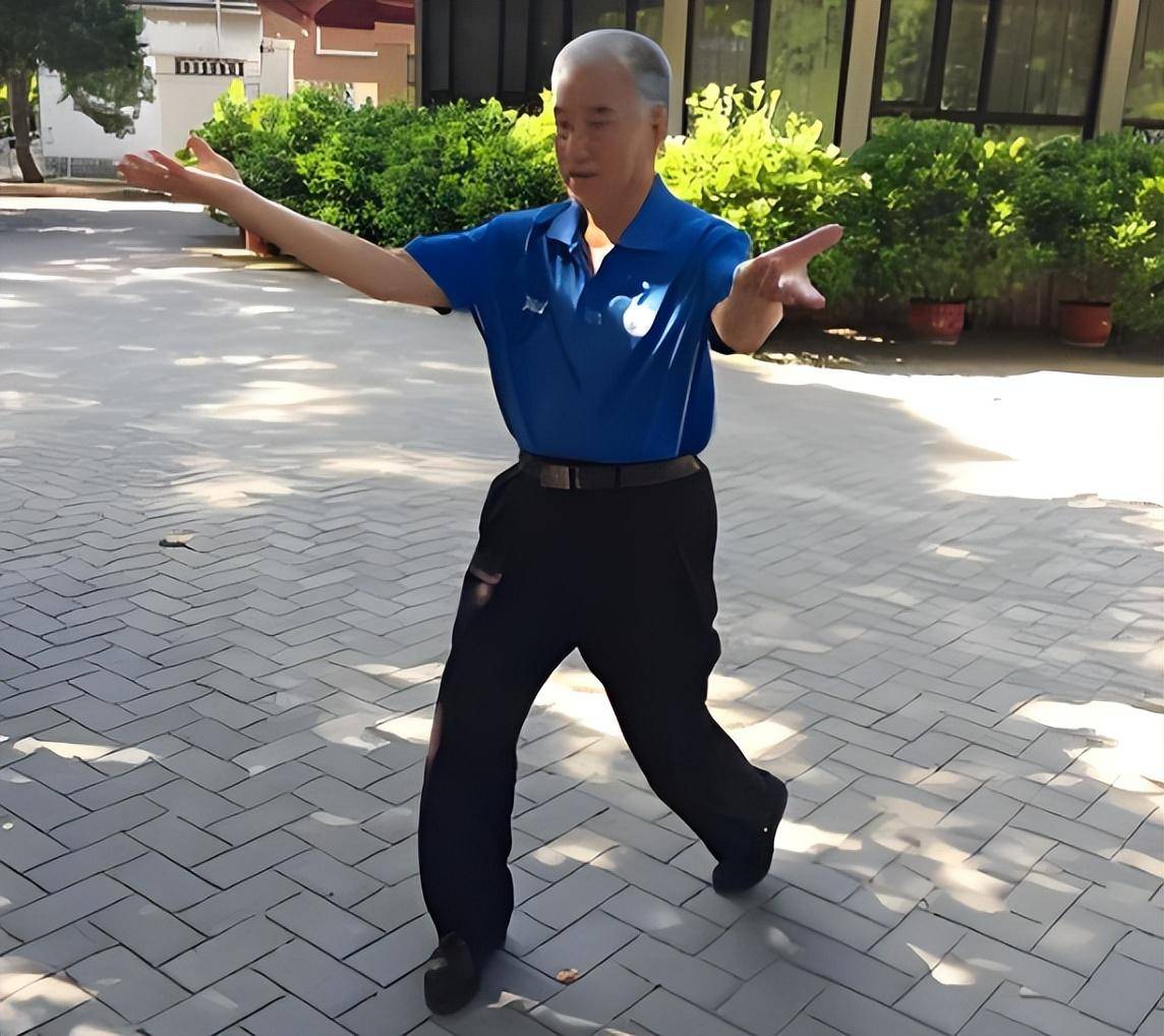 他的武术著作,如《八卦掌》,《形意拳》,《六合螳螂拳》等,为传统武术