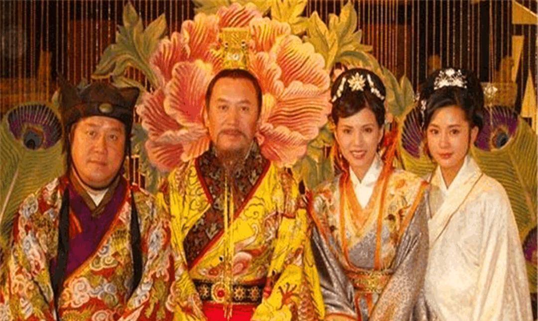她15岁被丈夫卖到王府, 44岁意外成为皇后, 前夫竟也跟着富贵起来!