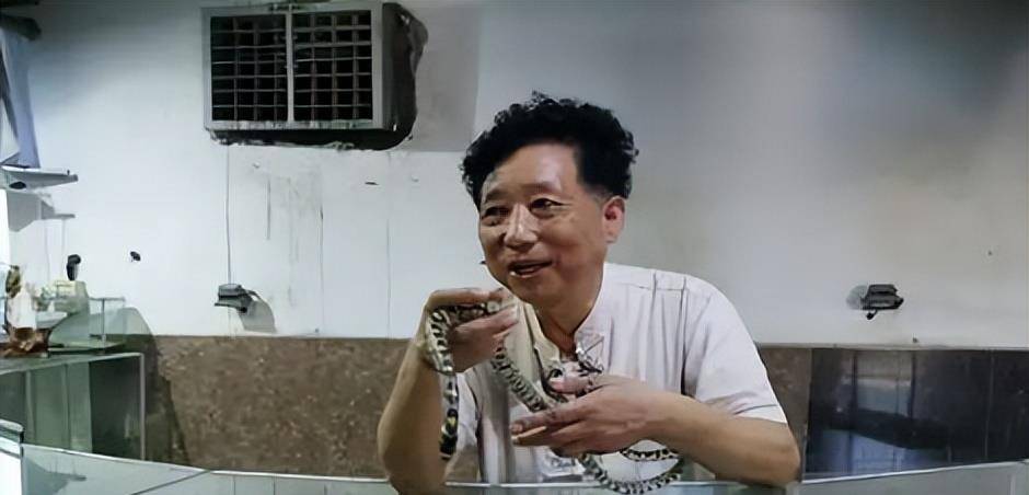 中国第一蛇村:全村人与300万条蛇共同生活,蛇王靠它年入千万