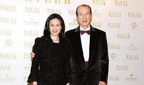 何鸿燊家族关系多复杂?大合影折射家庭地位,四房疑已遭人算计