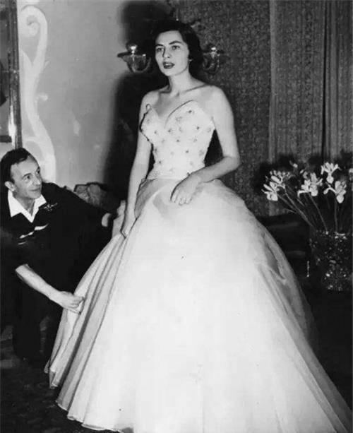 她是伊朗最美王后,16岁嫁给国王受尽独宠,却因一身体缺陷被抛弃