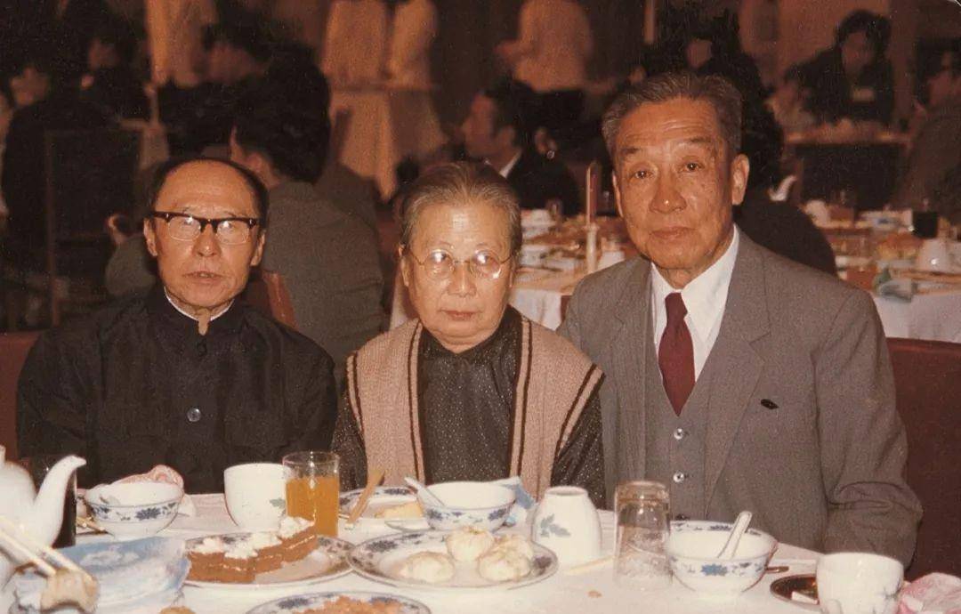 但此人捐千件文物,自己蜗居30平方小屋_朱家溍_兄弟_碑帖