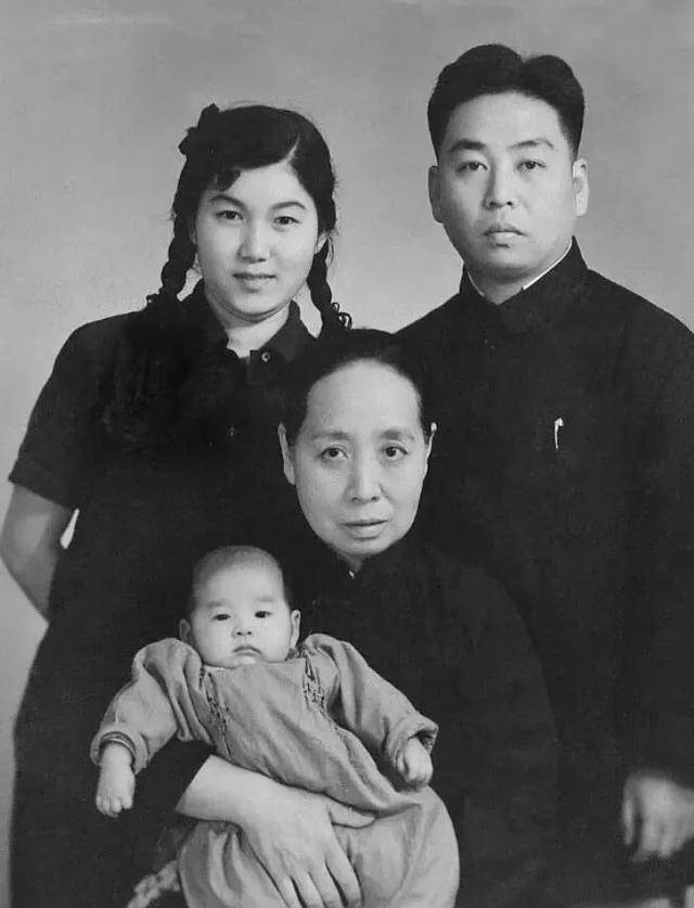 新凤霞与吴祖光:作家老舍保媒的一段姻缘,终在一场大病后见人心