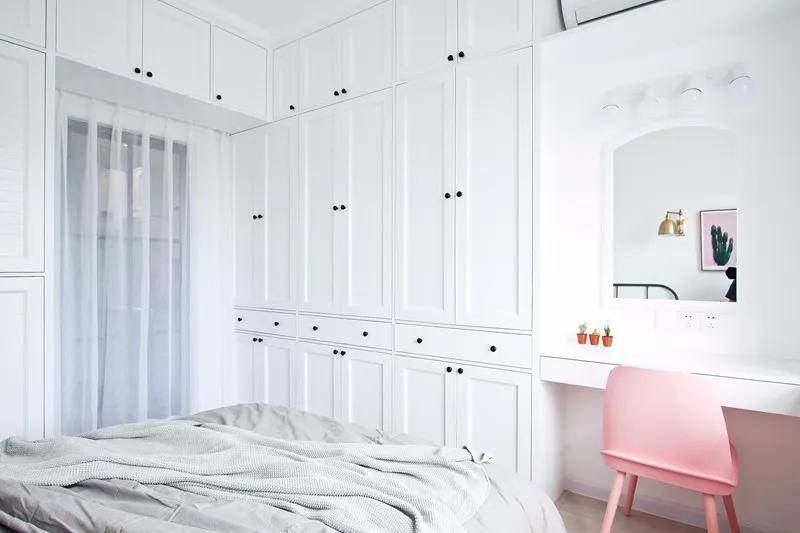 卧室衣柜不到顶,如何设计更优雅?这些建议让你的空间更完美!