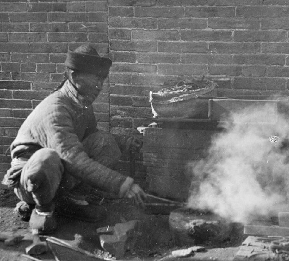晚清:住在洞穴居住的穷苦人家,街头打铁的匠人!