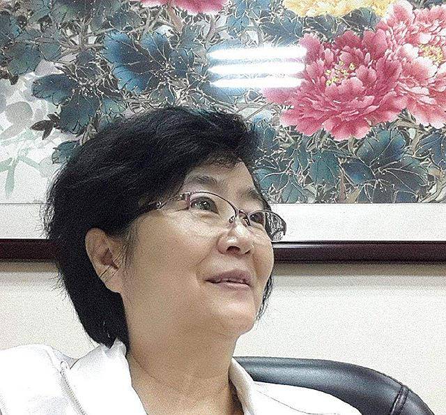 大师闫芳:耍无赖拜师后,拿师父名号去捞金,推手遭到白岩松质疑