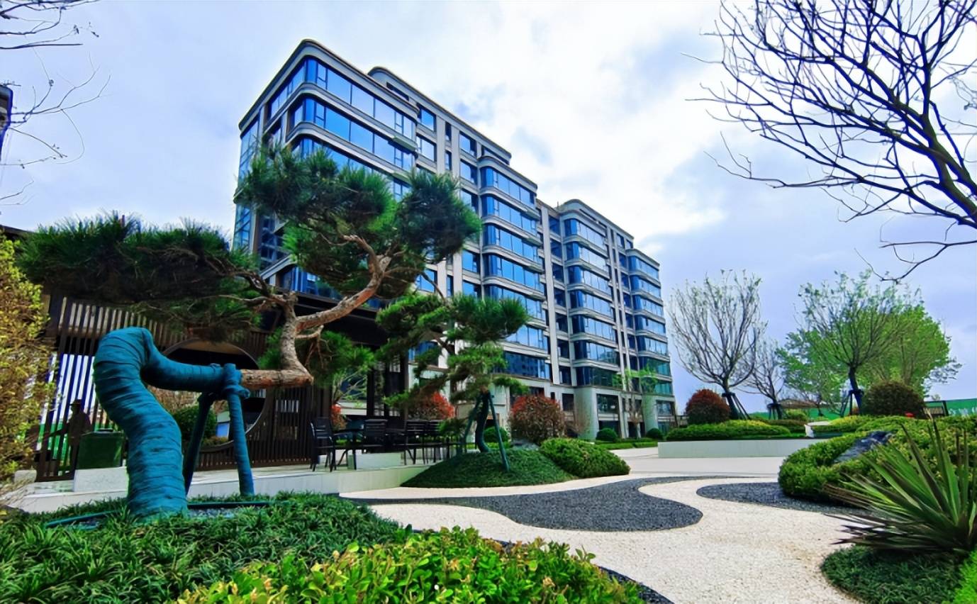 (实景图)作为青州的封面豪宅,翡翠名著不惜挑战高难度技艺,更不吝大手