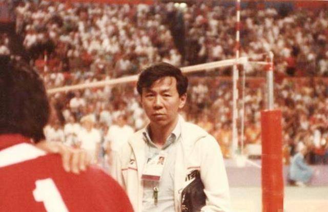 郎平一生恩师袁伟民!82岁高龄身体康健,潜心钻研书法