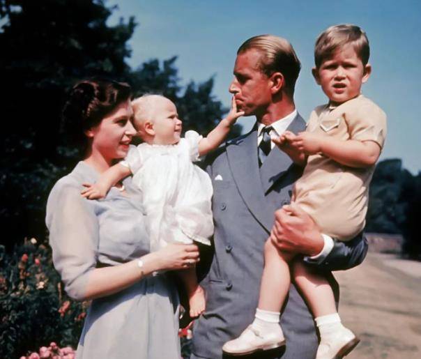 女王对爱偷腥的丈夫始终隐忍,丈夫去世后,她的诀别信令人泪目_菲利普