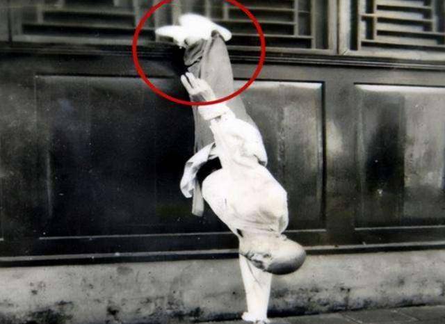 海灯法师77岁凭二指禅倒立走红,此举却成人生污点,真相到底如何
