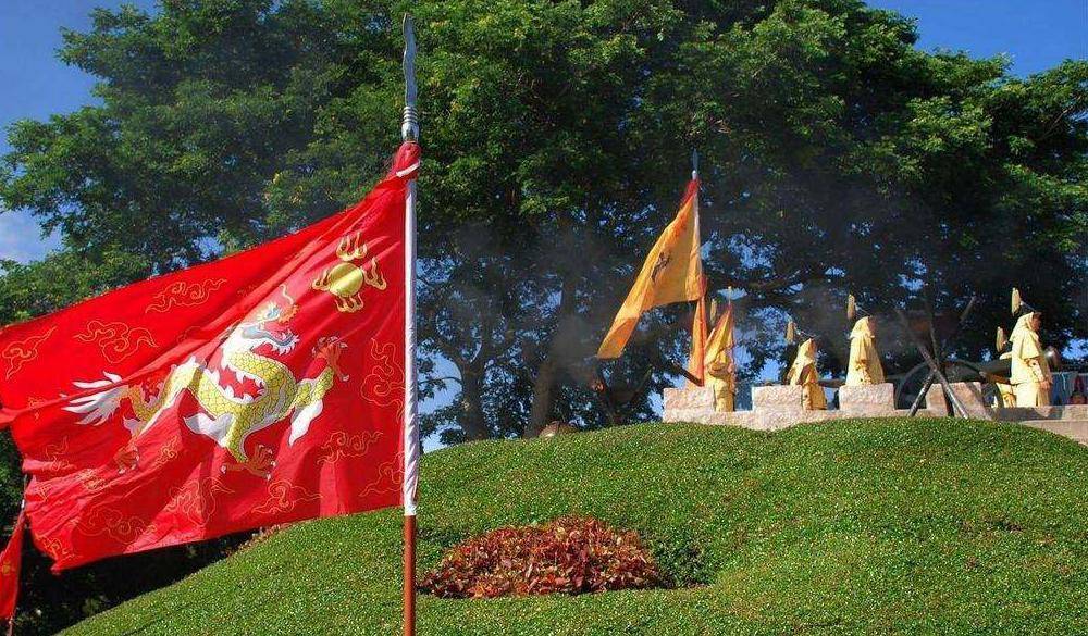 "他举着一面黑字杏黄大旗,向中国人的所有军队传达着命令.