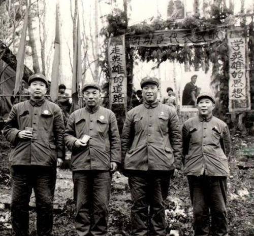 他是开国将军回乡寻父与赶驴车老汉闲聊时发现,面前竟是自己父亲