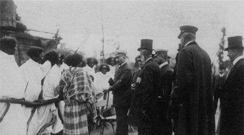 动物园最先关的不是动物,而是身材特殊的人,一天吸引20万人观看