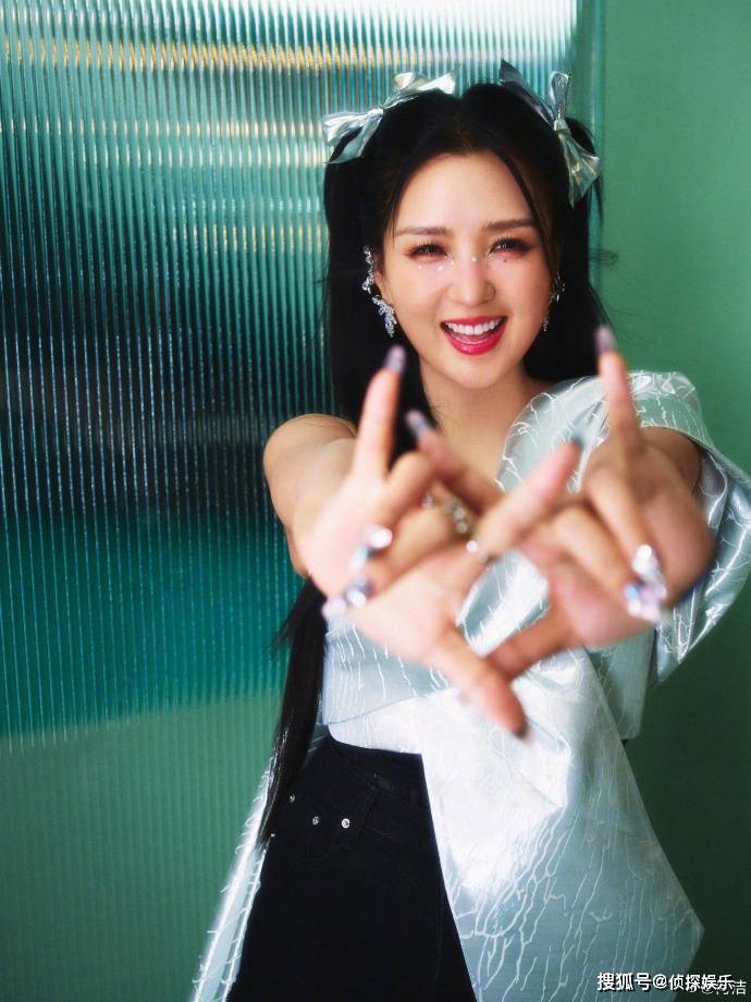 38岁何洁晒近照,双马尾配多巴胺穿搭,显瘦又可爱美到不敢认