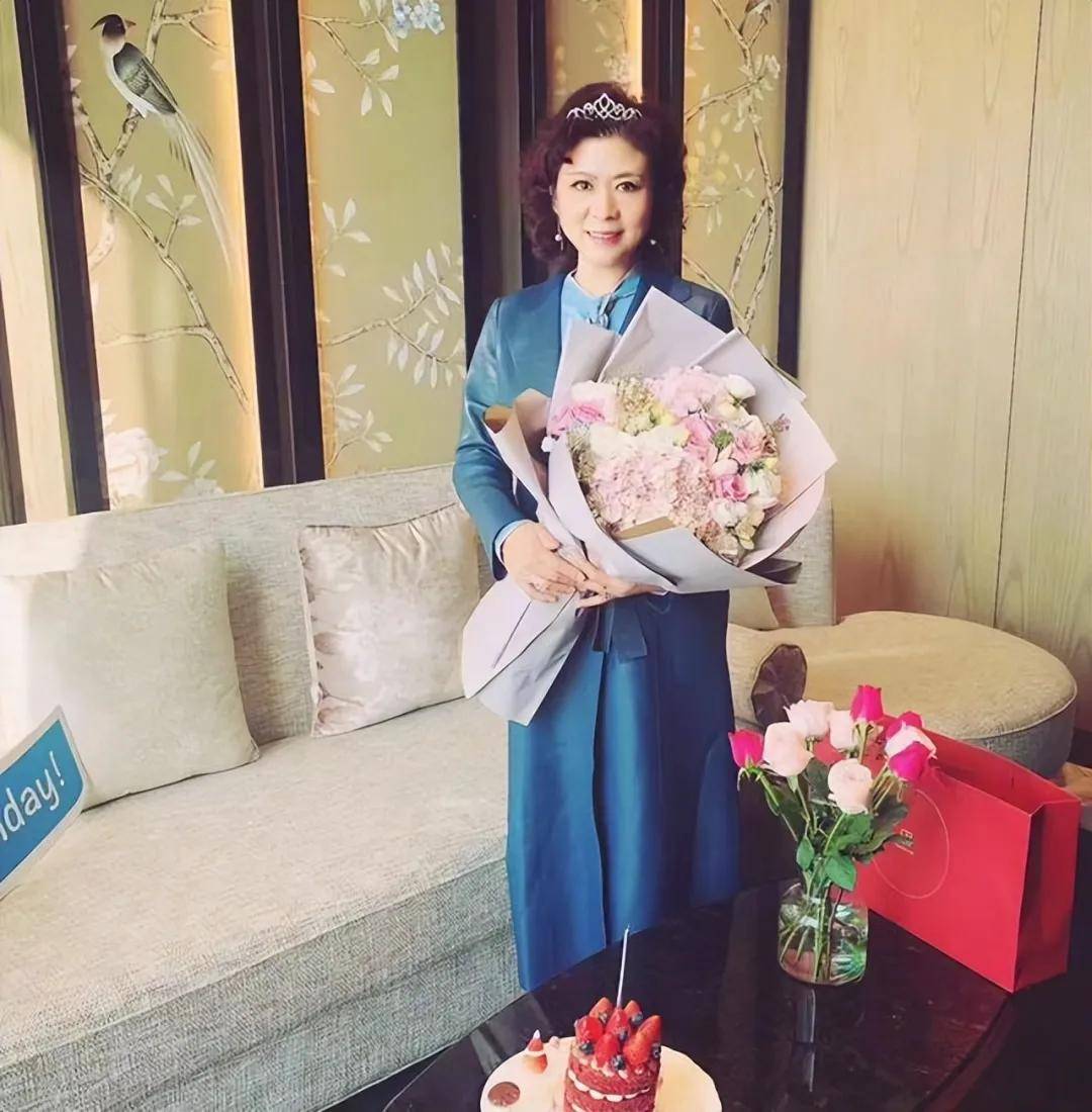 郎朗妈妈保养得真好,70岁还年轻漂亮且自然,刘晓庆又