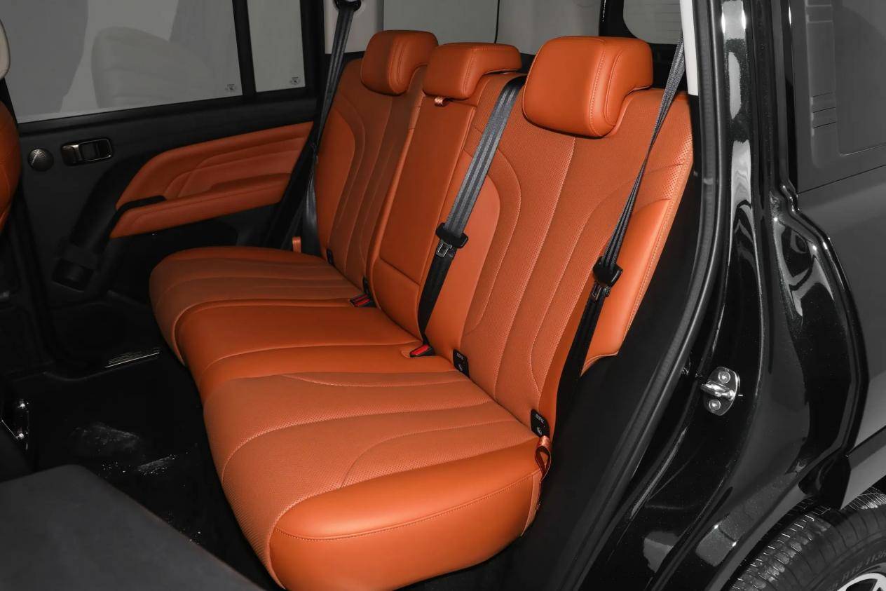 外挂备胎版本的长度都是5070毫米,轮胎规格均为265/60 r18,轴距也完全