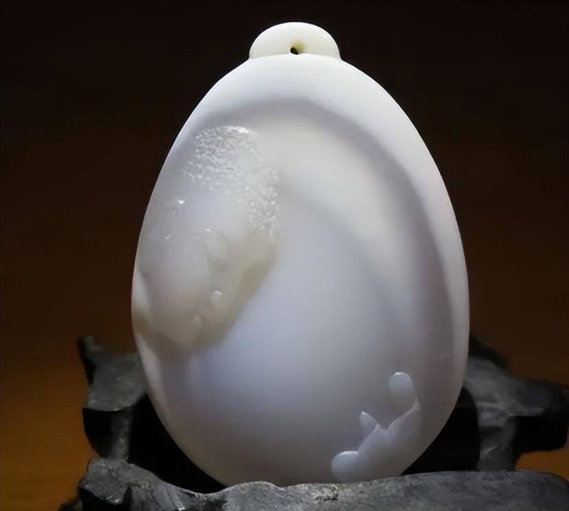 内蒙古巴音戈壁中的玛瑙湖,不仅盛产玛瑙,还有蛋白玉,风凌石,水晶石等