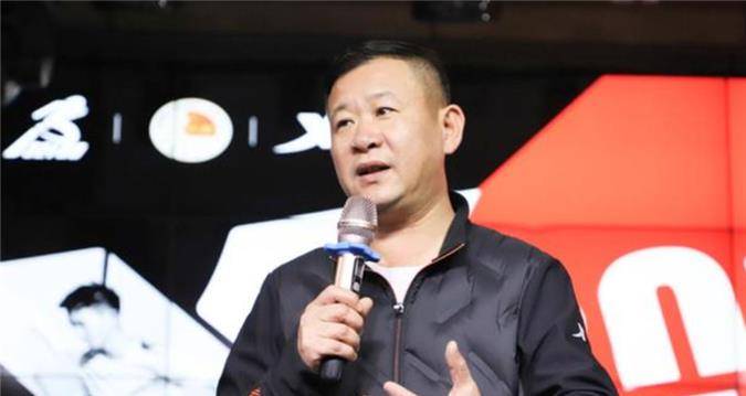 特步创始人丁水波:8岁辍学,曾在路边炸油条为生,如今年入60亿