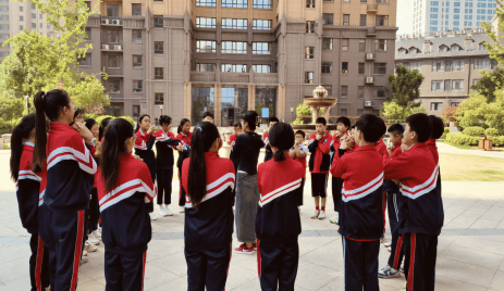 濮阳市华龙区濮东小学开展信任背摔团辅活动