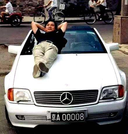 李晓华:从锅炉工到亿万富翁,92年"天价"买下中国第一辆法拉利