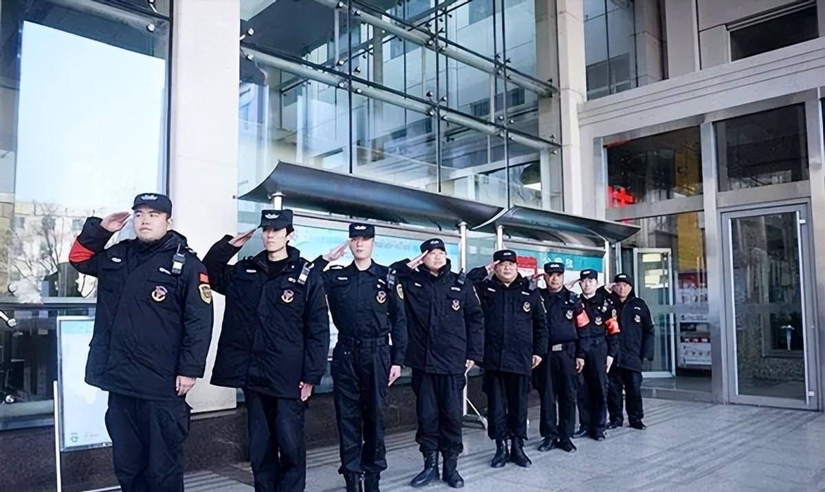 退伍军人医院当保安:遇见危重患儿"抢了就跑",娶到博士老婆