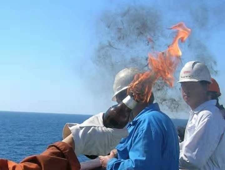 这时,甲板上的海盗突然做出了"停战"的手势,用生硬的英语向船员们喊话